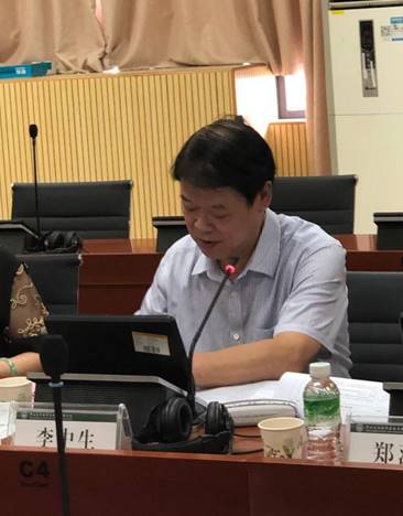 说明: 图片包含 室内, 人, 桌子, 笔记本描述已自动生成